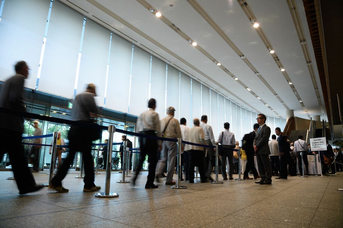 株主総会会場に入る個人投資家Photographer: Akio Kon/Bloomberg