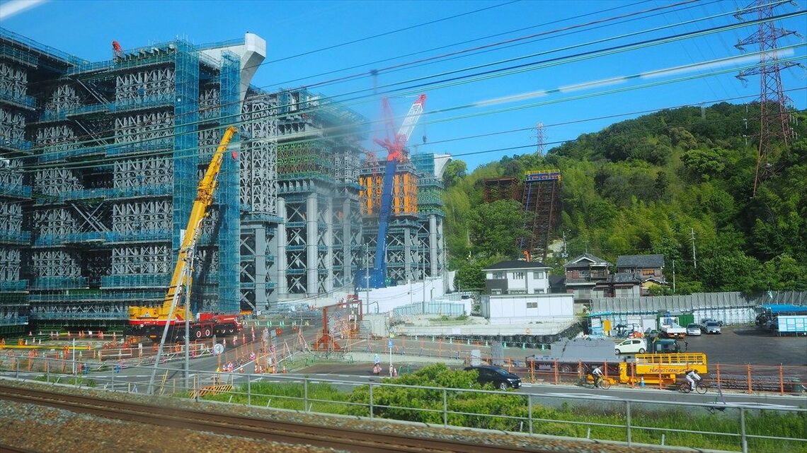 JR京都線の車中から見る工事中の新名神高速道路（2025年5月・筆者撮影） 