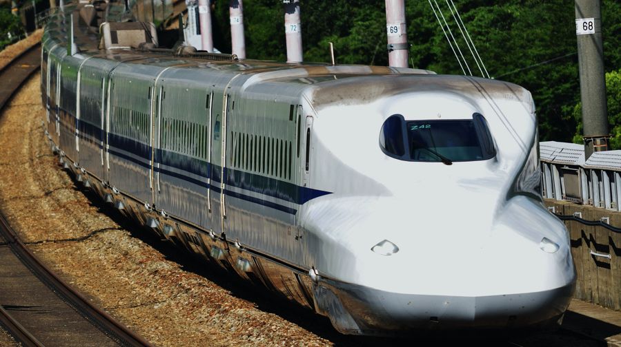 山陽新幹線を行くN700系新幹線電車。JR西日本は2019年度に4412億円の旅客運輸収入を同新幹線から得たものの、旅行需要の落ち込みにより、同社の営業収支は大きく悪化すると見られる（写真：OGC/PIXTA）