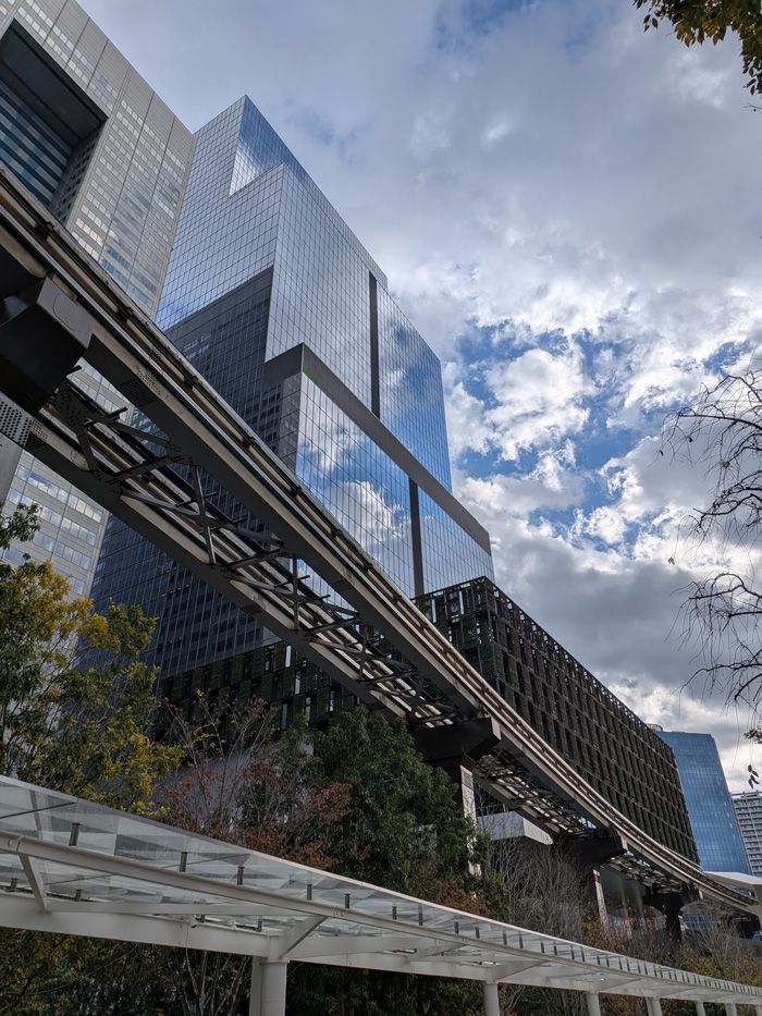 モノレールが映える（写真：筆者撮影）