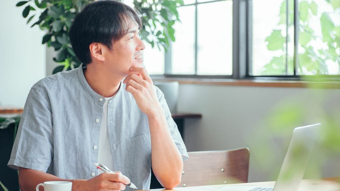 将来のキャリアについて考える男性