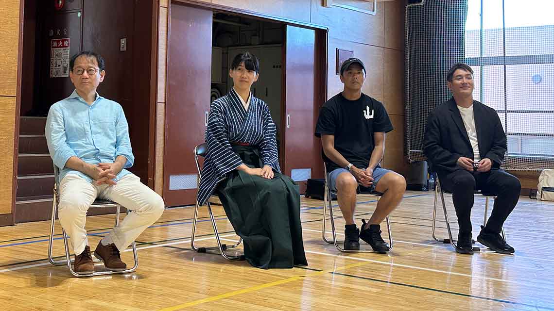 2回目となる今回の共創対話のゲストは4人。左から東京大学教授の鈴木寛さん、落語教育家の楽亭じゅげむさん、ヤマガタデザイン代表取締役の山中大介さん、「平和をつくる仕事をつくる」をコンセプトに事業創造をする住岡健太さん