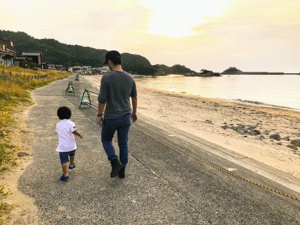 家族との時間を大切にしているサカモトさん。鳥取県に住んでいたころ、海岸を親子で散歩する様子（写真：タカサカモトさん提供）