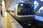 新宿駅停車中の特急ロマンスカーEXEα