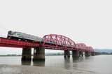 紀ノ川橋梁を渡る和歌山市行きの特急サザン。10000系が先頭（記者撮影）