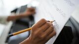 周りと違う決断をした理由とは？（写真：Dragon Images / PIXTA）