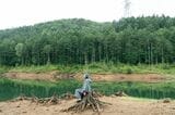 ホトリニテ（山梨県）。乙女湖のほとりの切り株に座って外気浴（写真：佐々木麻帆）