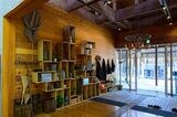 無印良品の商品とアンティークが、違和感なく溶け合っている。ブリキのバケツには、「6年生」の文字が（写真撮影／土屋比呂夫）