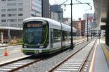 新・稲荷町電停から比治山下方面を望む。軌道部分は今のところ舗装されていない（撮影：伊原薫）