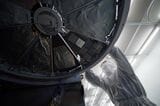 クリーンルームでの作業の様子（写真：アップル提供）