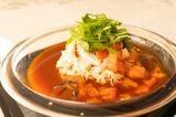 蒸し鶏のトマトそうめん（880円・2025年7月時点の価格）。食欲がわかないときでもさっぱりと食べられる。そうめんの里の平田さんが、めんつゆをトマトジュースで割るなど手軽なアレンジ方法を教えてくれた（筆者撮影）