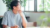 将来のキャリアについて考える男性
