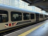 1990年代に民営化されたイギリスの鉄道は再度国営化する。新しい国鉄にあたる「グレート・ブリティッシュ・レイルウェイズ（GBR）まもなく登場」のロゴを貼った車両（筆者撮影）