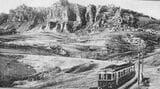サンマリノの象徴である岩山・ティターノ山をバックに走る単行電車（撮影者不詳、1943年＝Public Domain）