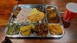 著者がスリランカで食べたカレー。たしかに全体的に茶色かった（著者撮影）    
