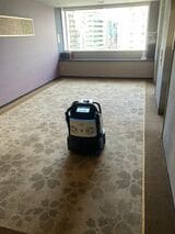  廊下を清掃するロボット掃除機（写真：ホテルメッツ提供） 