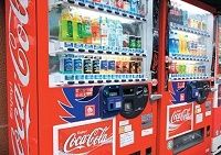 コカ・コーラの苦悩、稼ぎ頭「自販機」が不振　