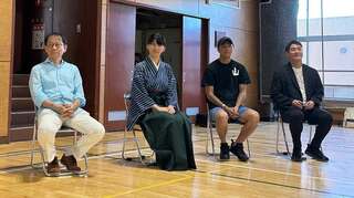 2回目となる今回の共創対話のゲストは4人。左から東京大学教授の鈴木寛さん、落語教育家の楽亭じゅげむさん、ヤマガタデザイン代表取締役の山中大介さん、「平和をつくる仕事をつくる」をコンセプトに事業創造をする住岡健太さん