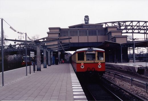 東ドイツの面影｢ベルリンの鉄道｣90年代の記憶 戦前製電車が｢壁｣で寸断