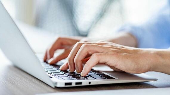 PCでタイピングをする手元