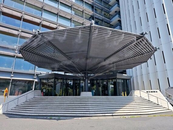 西玄関に張り出す巨大な庇