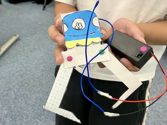 ⑧理科教室で小学生が手作りしたクレーンゲームのメカ部とアーム（写真：小山さん提供）