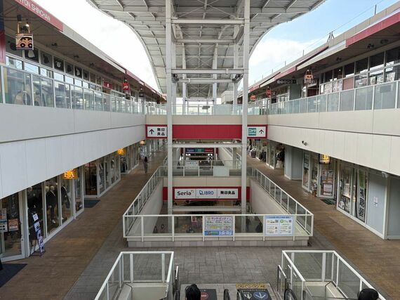 オープンモール式のため夏は暑く冬は寒い