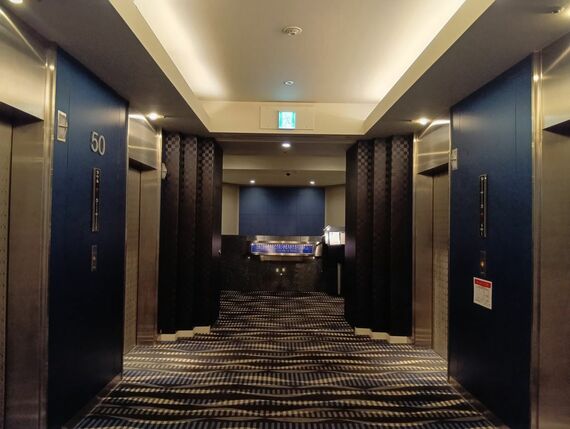 50階のエレベーター前