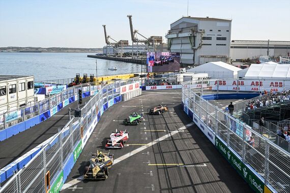 東京湾を望むコースは道が狭くテクニカルであった（写真：Simon Galloway/FIA）
