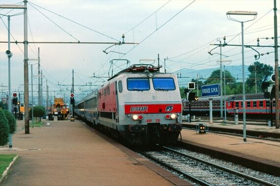 フィレンツェに到着したドイツからのEC E444R牽引