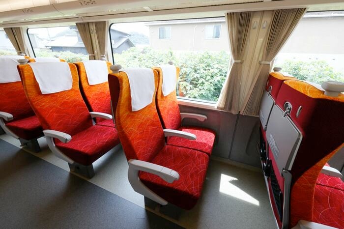 HC85系の普通車車内。沿線の紅葉や祭・花火をモチーフ