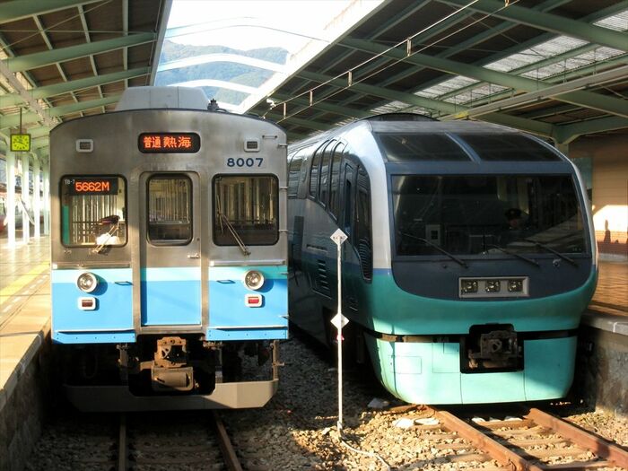 伊豆急8000系（左）と顔を並べた251系