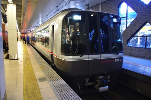 新宿駅停車中の特急ロマンスカーEXEα