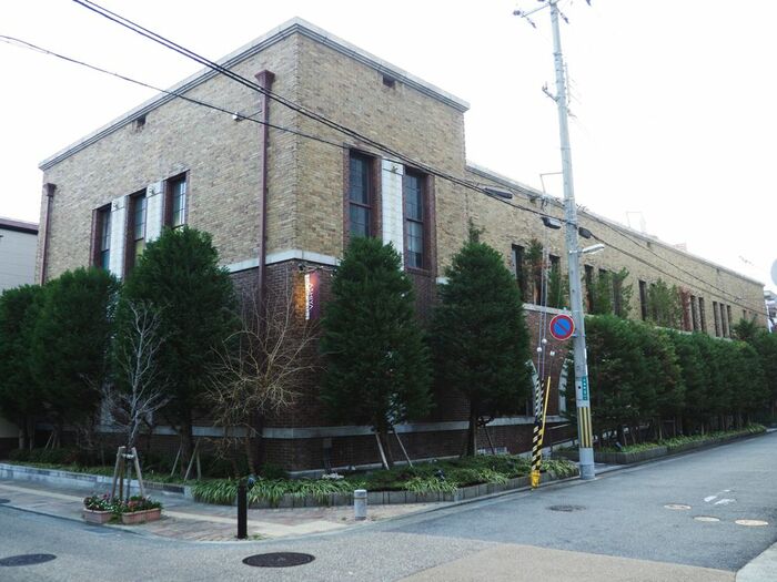 駅東側にある旧芦屋郵便局電話事務室