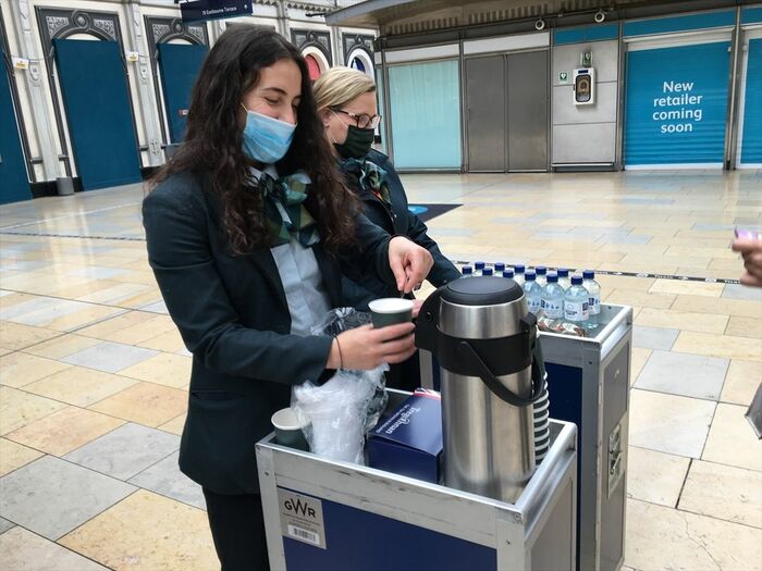 車内で配るはずだったお茶などを振る舞う乗務員