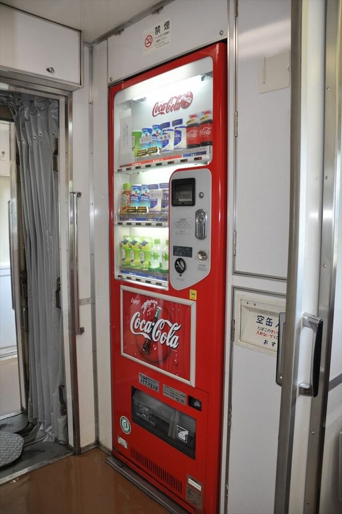 先頭車には自動販売機を設置している