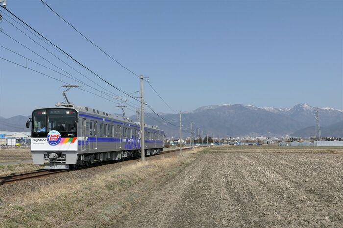 早春の松本平を走る20100形