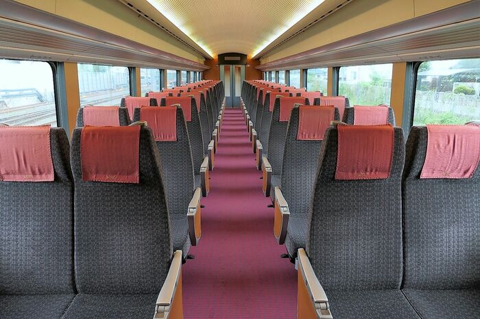 シートはグレー基調でワインレッドがアクセント