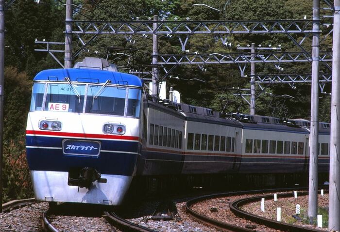 青と赤の塗装になったスカイライナーAE形
