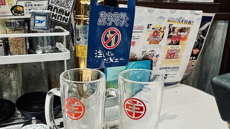 さすがに厳密には無料ではないものの、「ラムちゃんセット」（1078円・60分制）を注文すれば角ハイボールの飲み放題が通常660円のところ0円になるのはお得感が強い。写真は60分終了時に卓上タワーへ差し込まれるPOP（写真：筆者撮影）