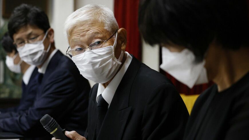 記者会見する川崎幼稚園の増田立義理事長兼園長と杉本智子副園長