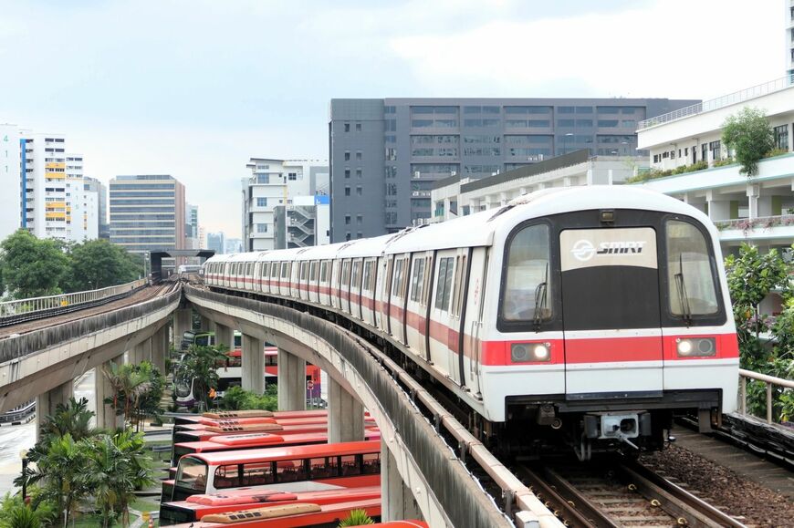 東西線開業時からの日本製車両。オリジナルデザインの車両も活躍（筆者撮影）