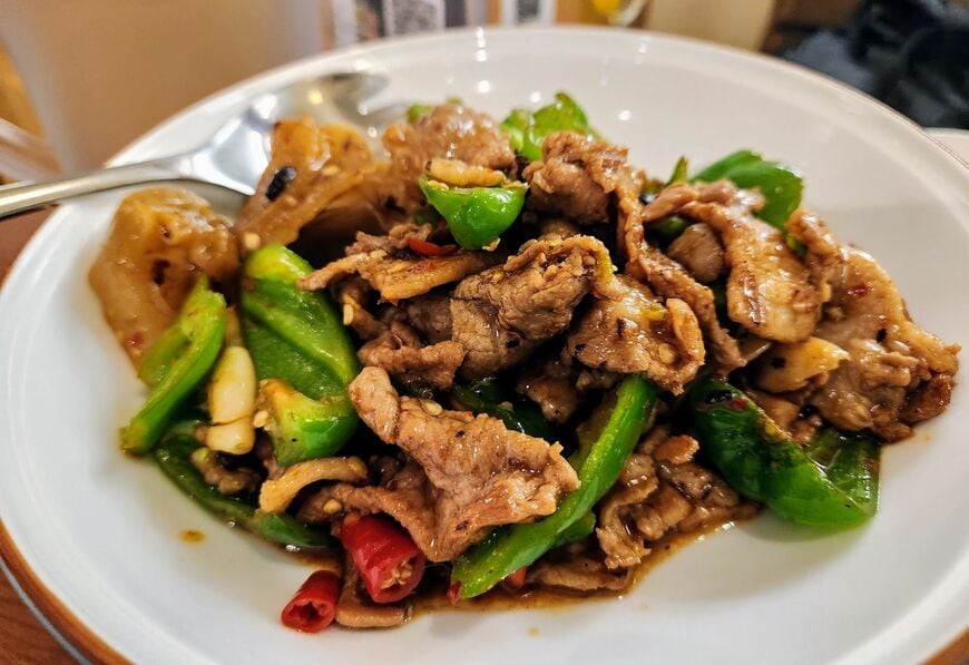 「金喜悦」の「辣椒炒肉」。青唐辛子と豚肉の辛い炒め物。小辣、中辣、大辣から選べる。税抜1980円だ（写真：筆者撮影）