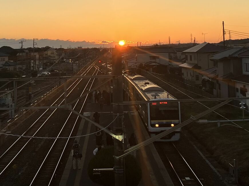 成田線と総武本線の乗換駅である松岸駅では待ち時間中に初日の出が見られた（筆者撮影）