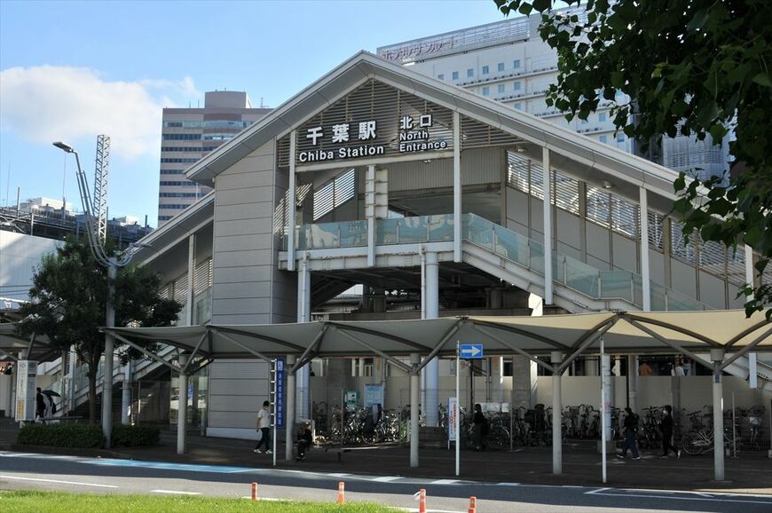 千葉駅北口は、ロータリーなどが整備されているものの人通りは比較的少ない（筆者撮影）