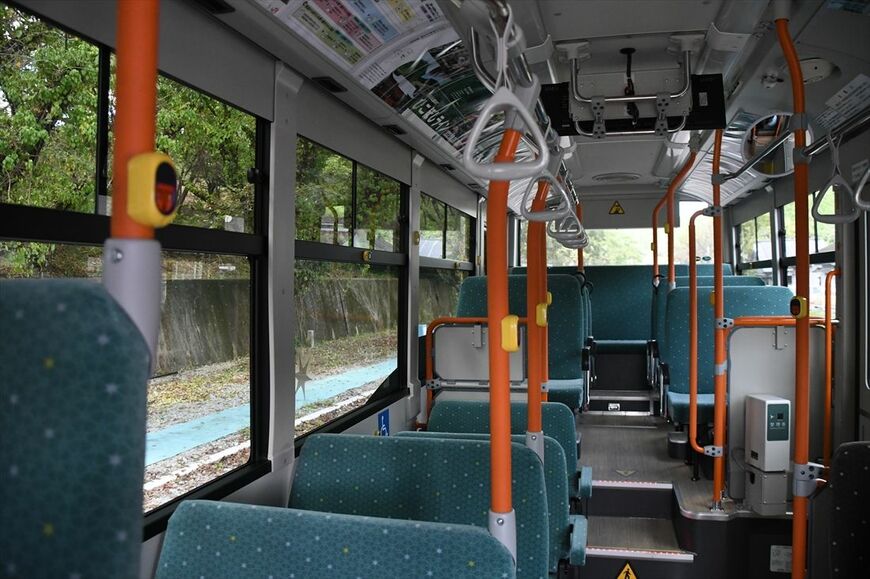 ひこぼしラインの中型バス車内。床は木目調、シートのモケットも各車両で異なるデザインだ（記者撮影）