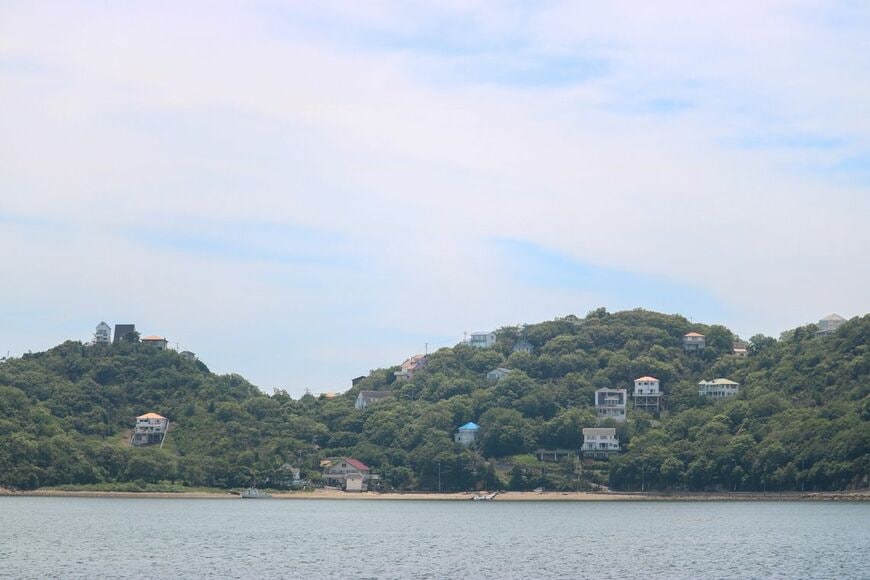 約2.09k㎡の離島「鴻島」には、約350軒の別荘が建ち並ぶ（写真：筆者撮影）