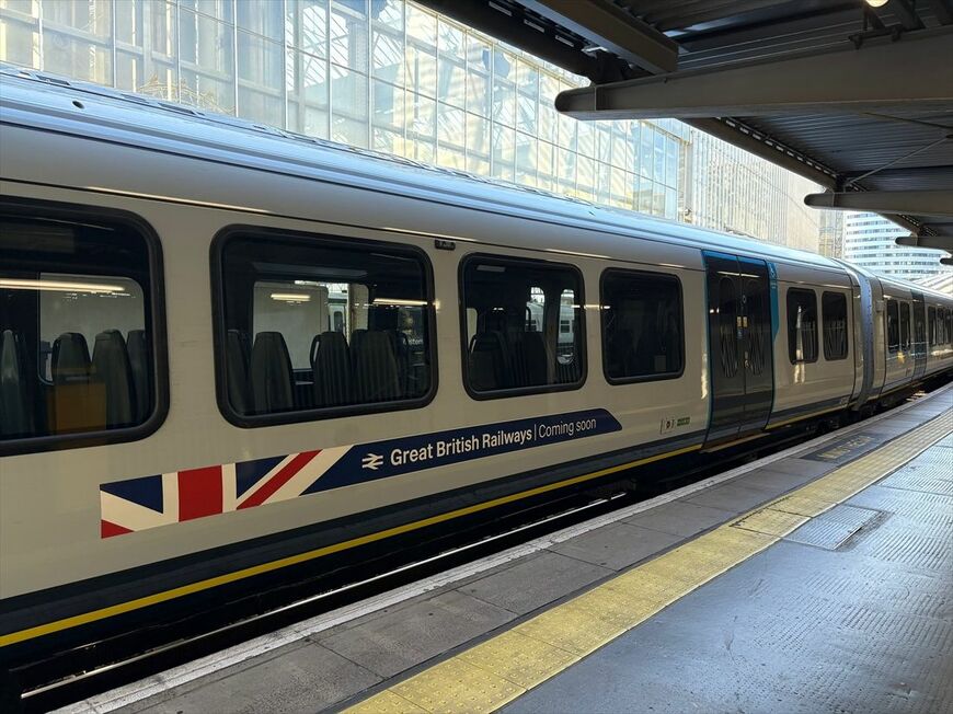 1990年代に民営化されたイギリスの鉄道は再度国営化する。新しい国鉄にあたる「グレート・ブリティッシュ・レイルウェイズ（GBR）まもなく登場」のロゴを貼った車両（写真：筆者撮影）