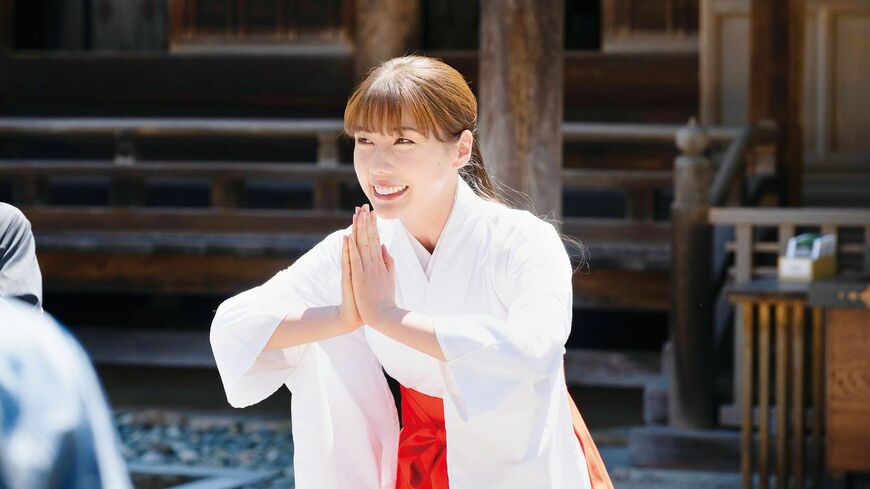 Netflixシリーズ新作「離婚しようよ」は宮藤官九郎と大石静による共同脚本も話題の1つ。主演の仲里依紗が「あまちゃん」ならぬ「巫女ちゃん」でブレイクしたという女優を演じる（画像：Netflix）