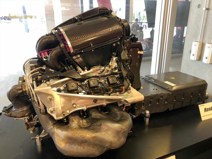 鈴鹿サーキットにて展示されていたホンダのF1パワートレイン（2023年3月、筆者撮影）